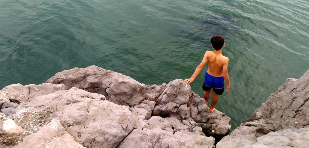 Sistiana bambini tuffo dalle falesie