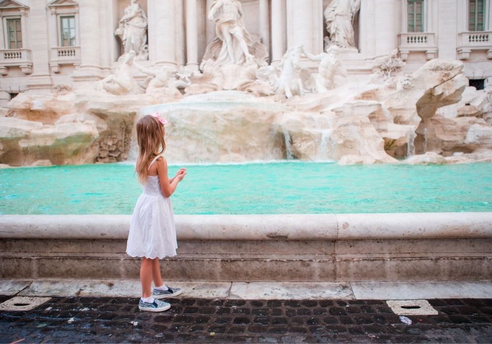 Roma Fontana di Trevi con bambina