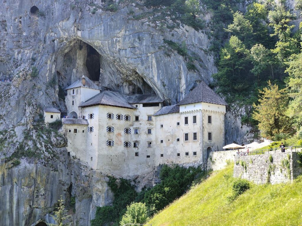 castello di predjama esterno da vedere con bambini