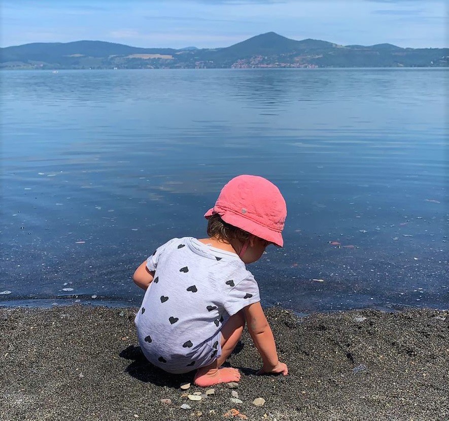 anguillara lago bracciano bambino sulla riva