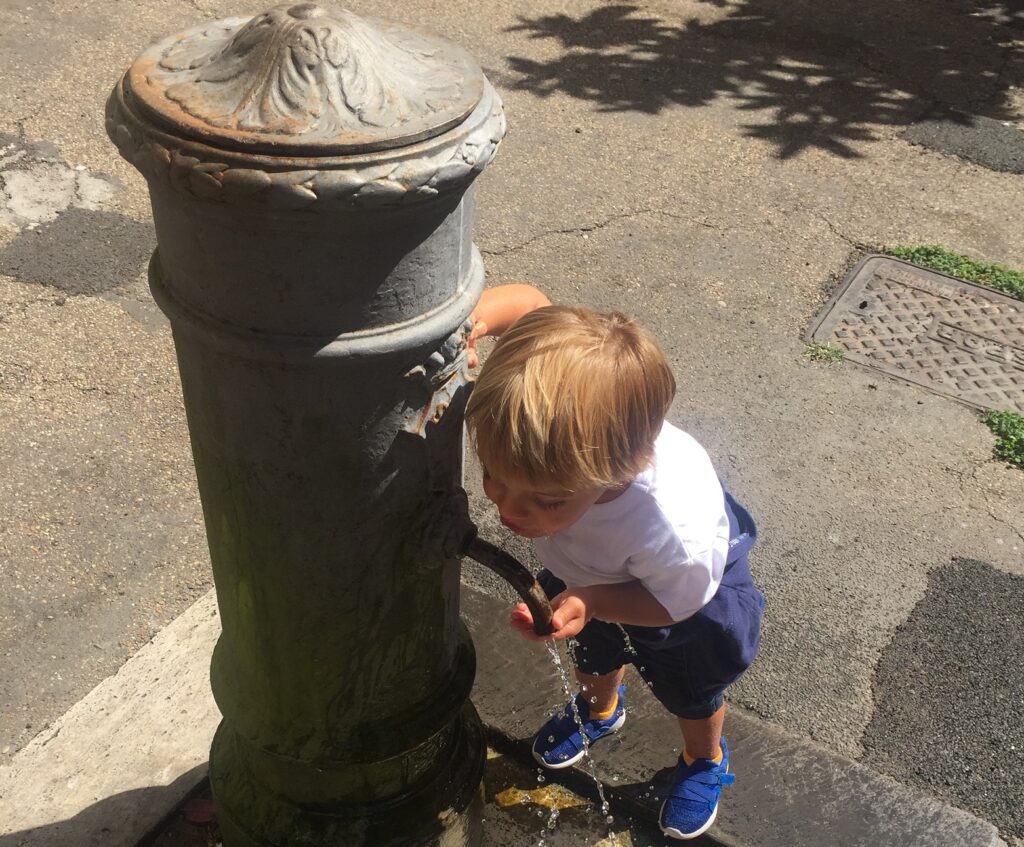fontana di Roma nasone con bambino che beve