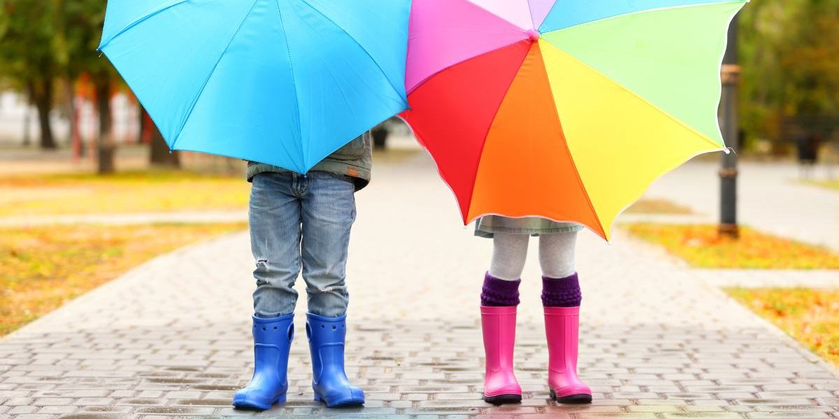 bambini con la pioggia in giro a camminare