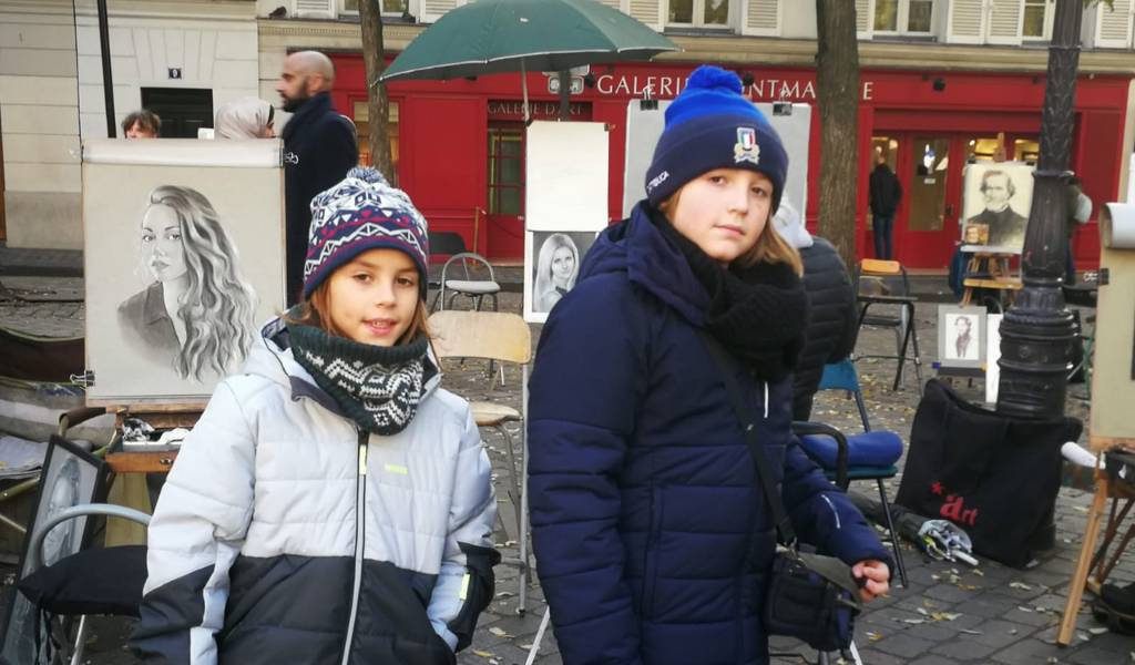 monmartre bambini turisti monmartre bambini turisti