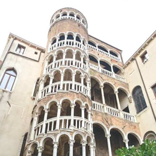 Venezia-gratis-con-bambini-scala del bovolo