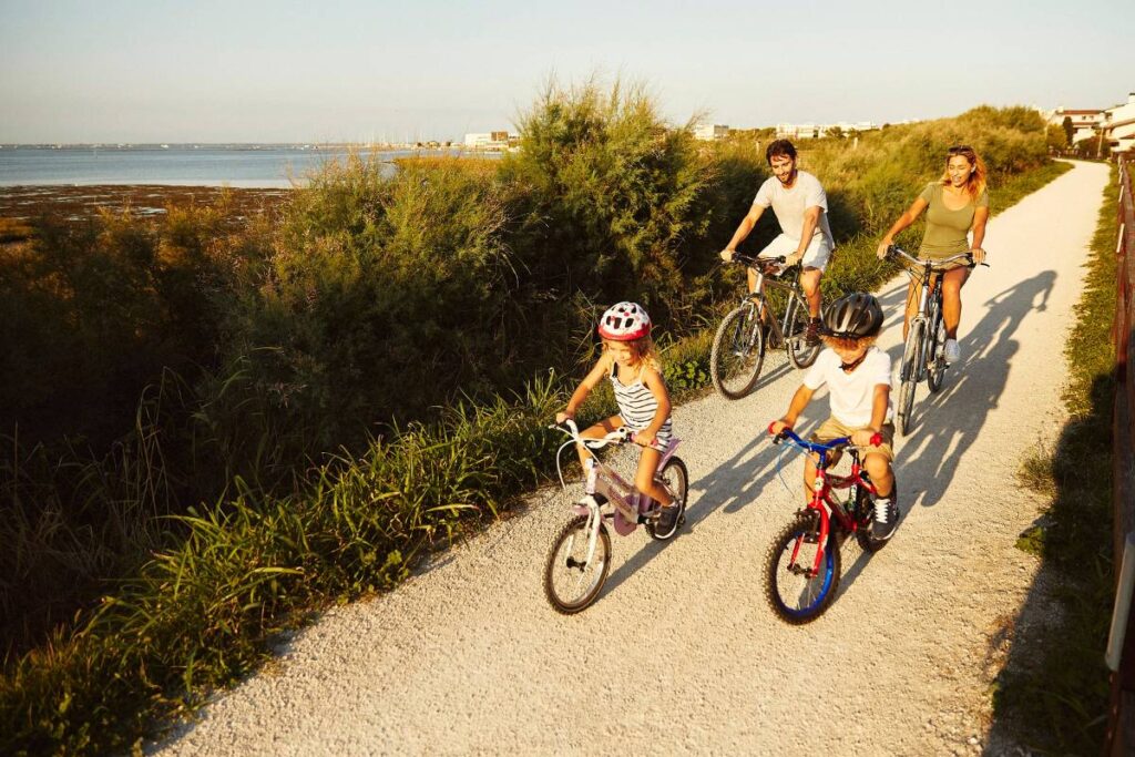 famiglia in bici a Lignano, foto di Francesco Marongiu