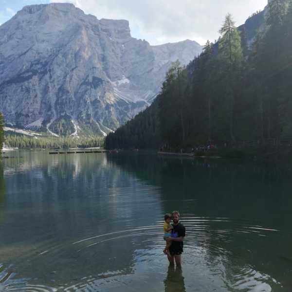 Papa e figlio a piedi nel Lago di Braies