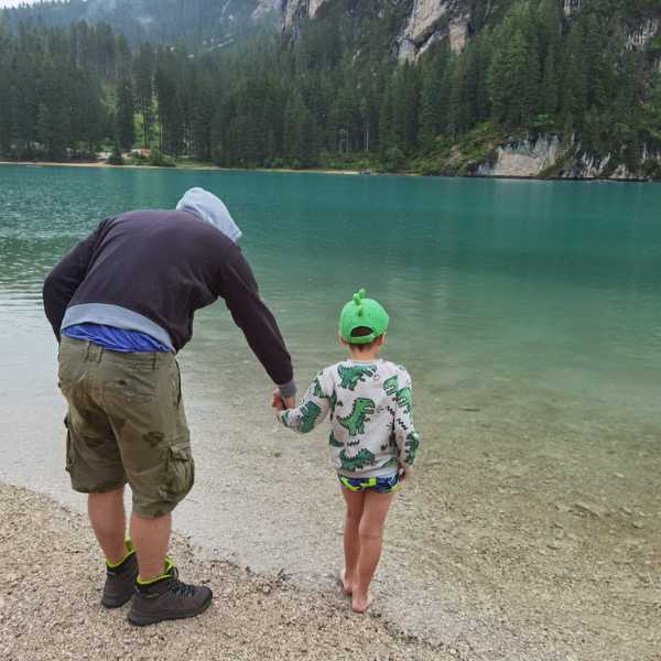 papa e bambino sulla-riva del lago di Braies