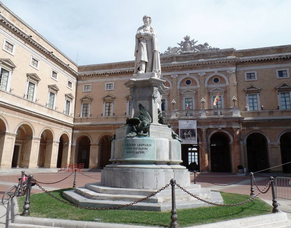 piazza Leopardi a Recanati