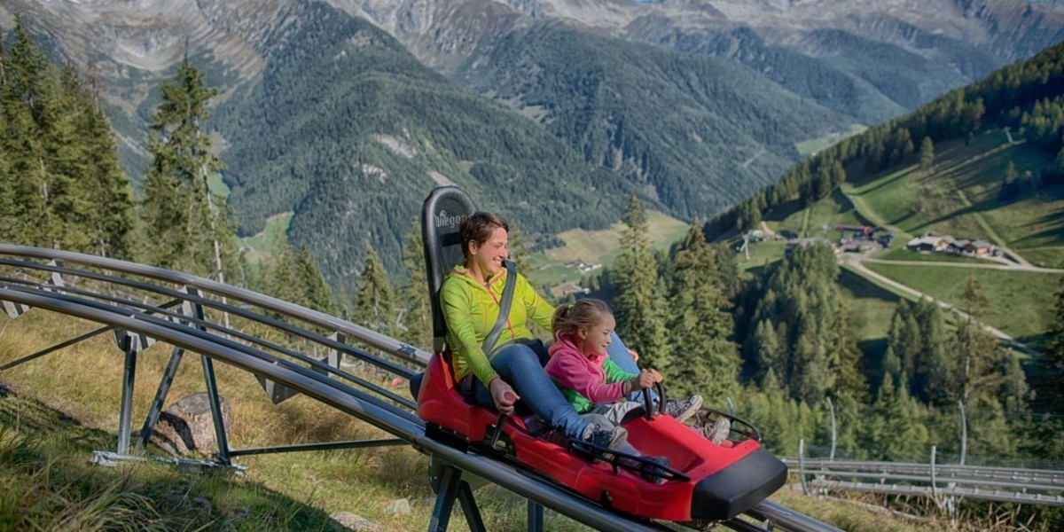 fun bob con bambino pista discesa in montagna in italia